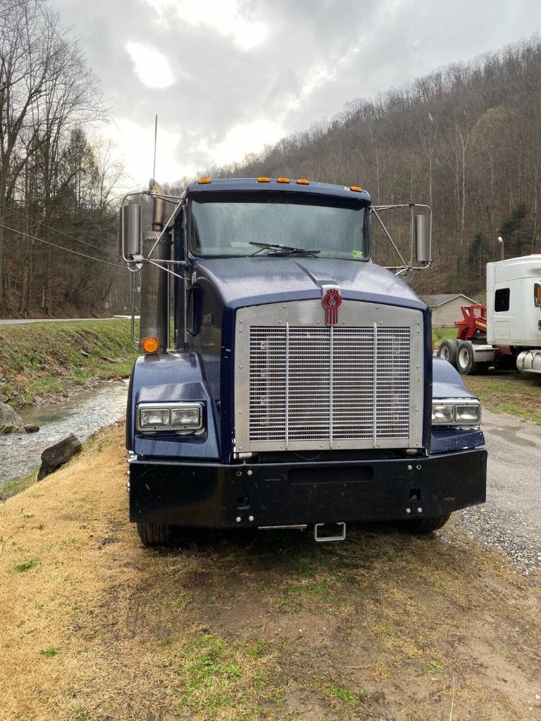 2003 Kenworth T 800 truck [engine needs work]