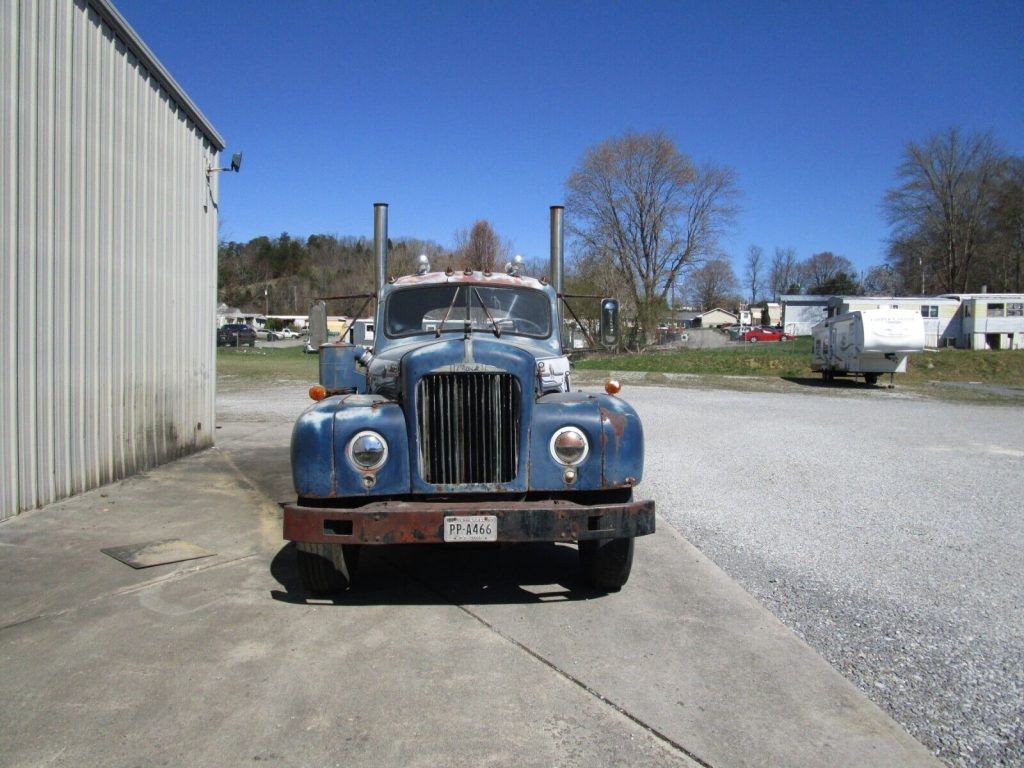 1959 Mack B61 Tractor truck [former wrecker]