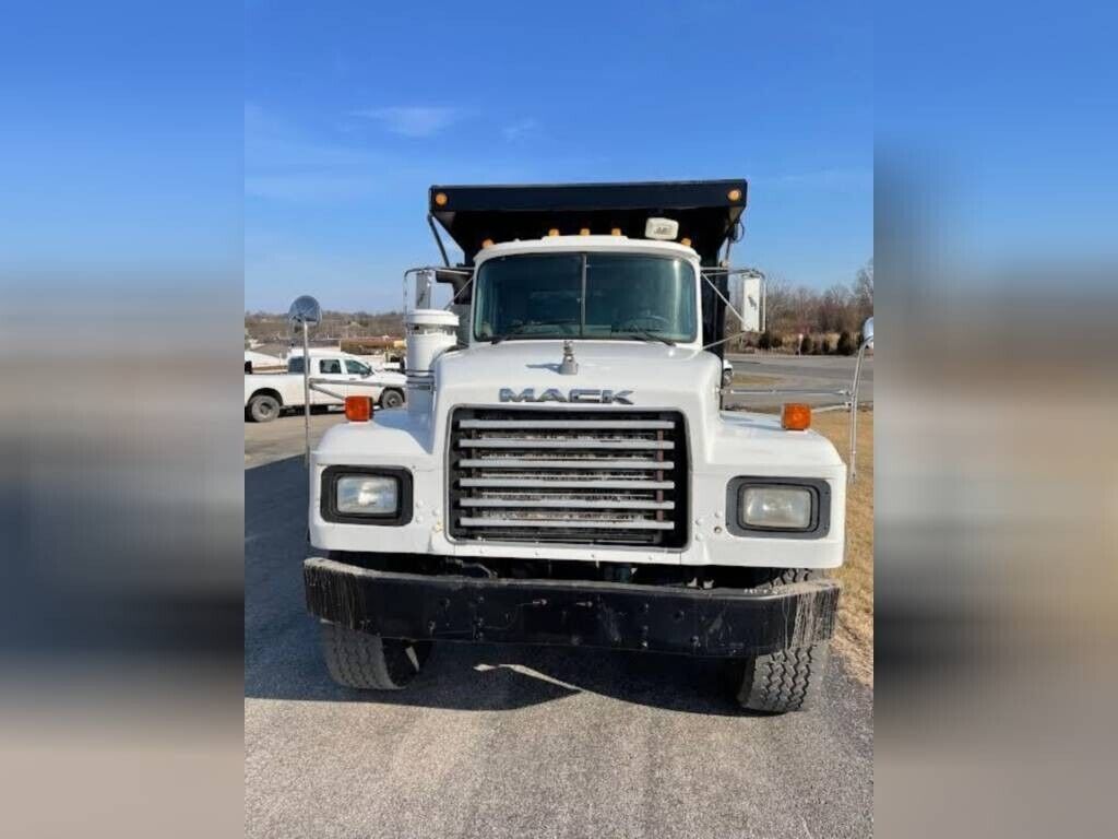 2001 Mack RD690S truck [good shape]
