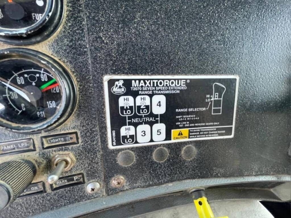 2001 Mack RD690S truck [good shape]