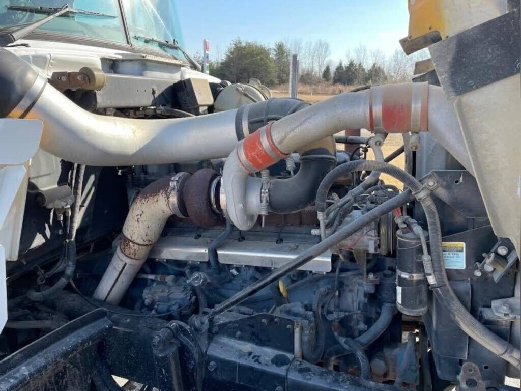 2001 Mack RD690S truck [good shape]