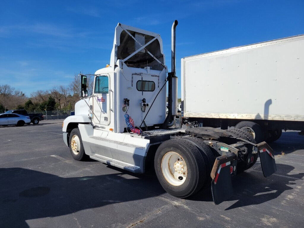 1999 Freightliner Conventional FLD120