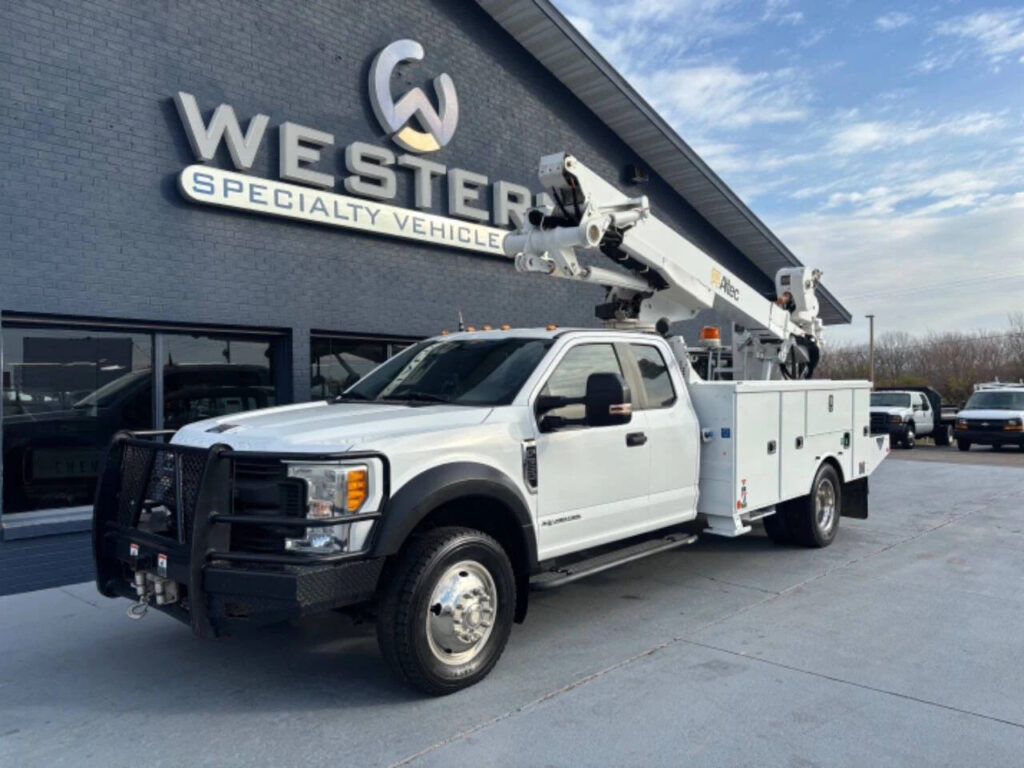 2017 Ford F-550 Bucket Truck 4×4 Altec 40ft Boom 4WD