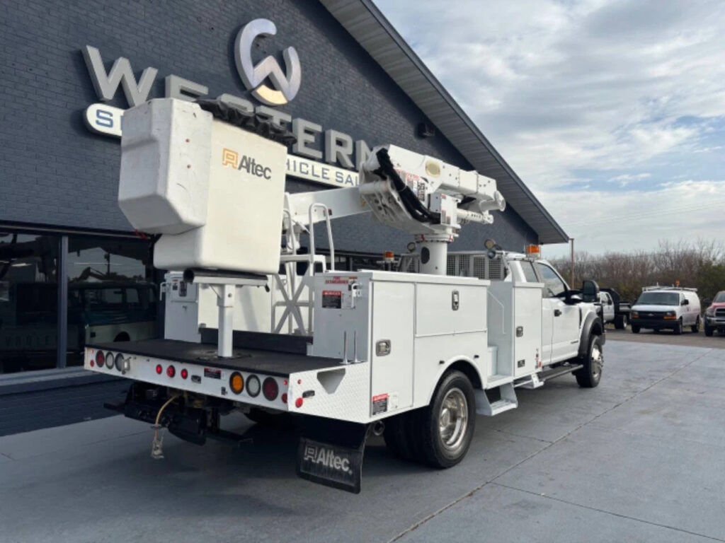 2017 Ford F-550 Bucket Truck 4×4 Altec 40ft Boom 4WD
