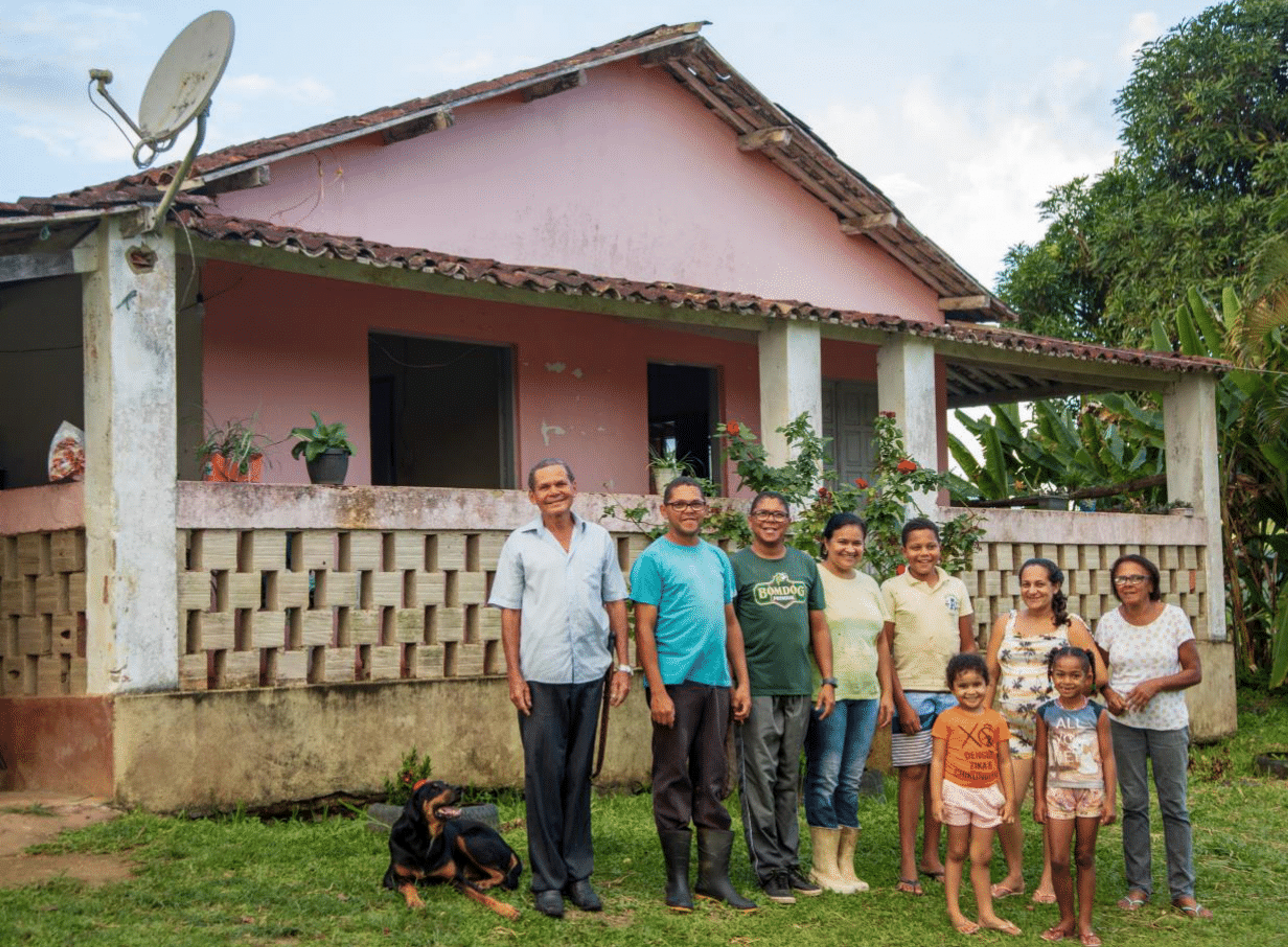 A small landowner family participating in the Pratigi project. 