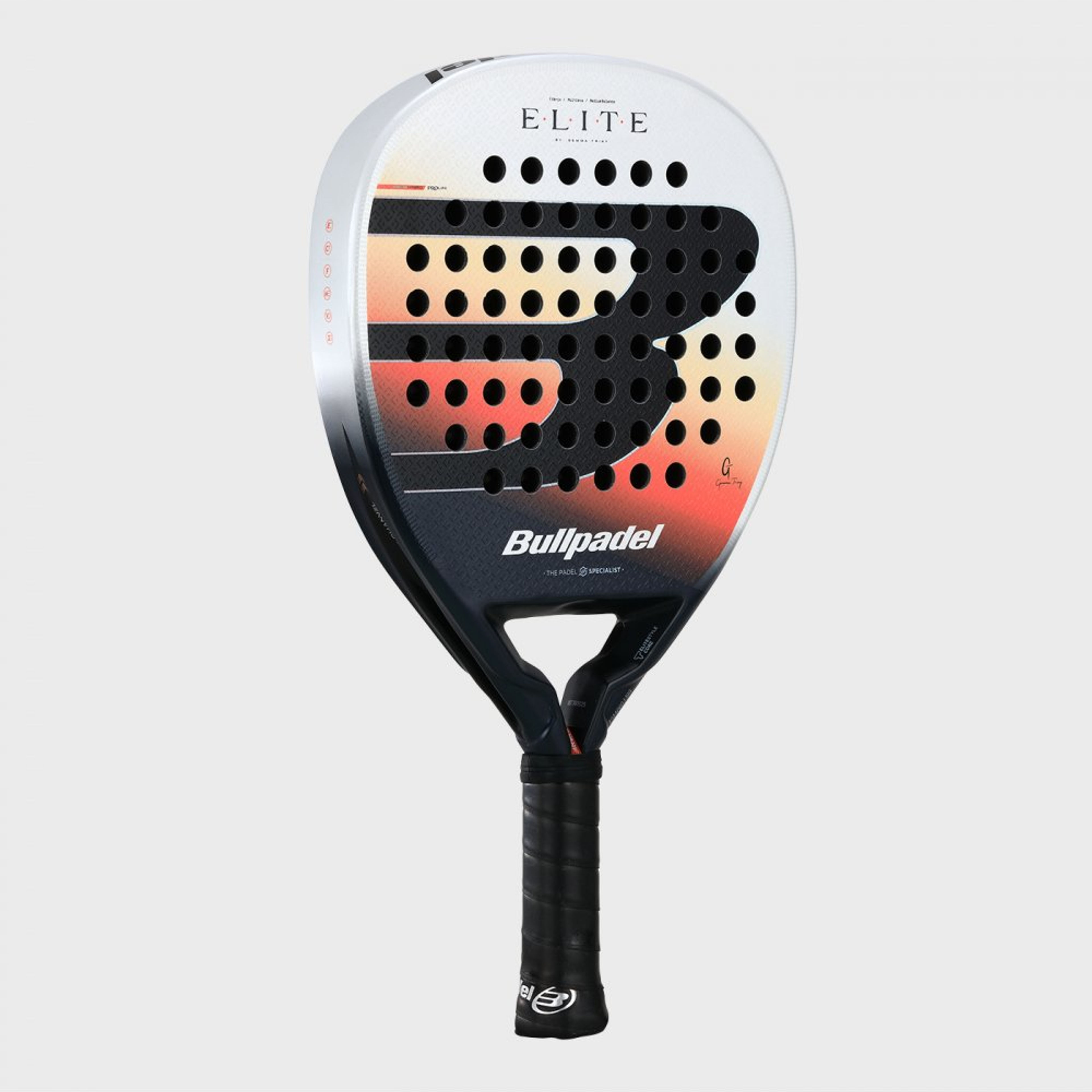 Bullpadel ELITE W 26 padel racket – angled view