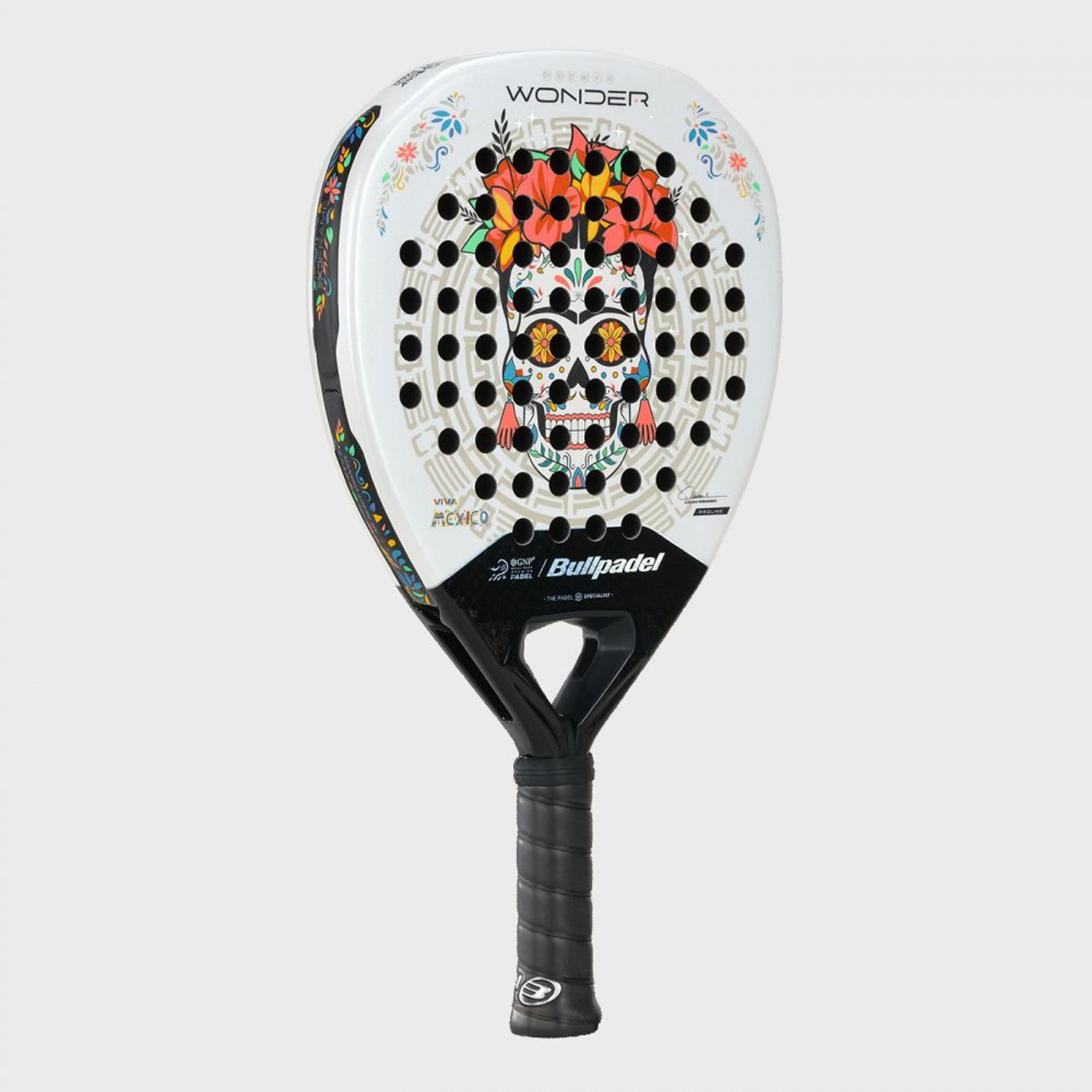 Bullpadel WONDER MX 25 padel racket – angled view