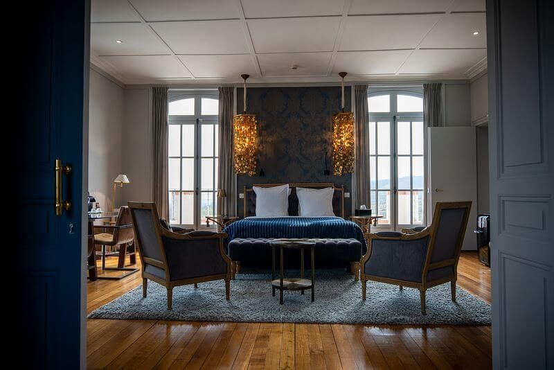 Suite élégante du Domaine du Chalet à Chigny-les-Roses, hébergement d'exception au cœur du vignoble de Champagne.
