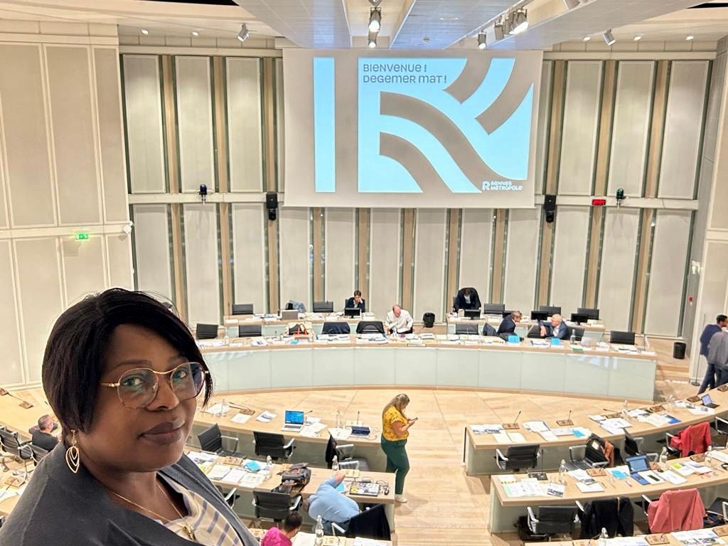 Mde Dominique montrant le paysage de la sale
