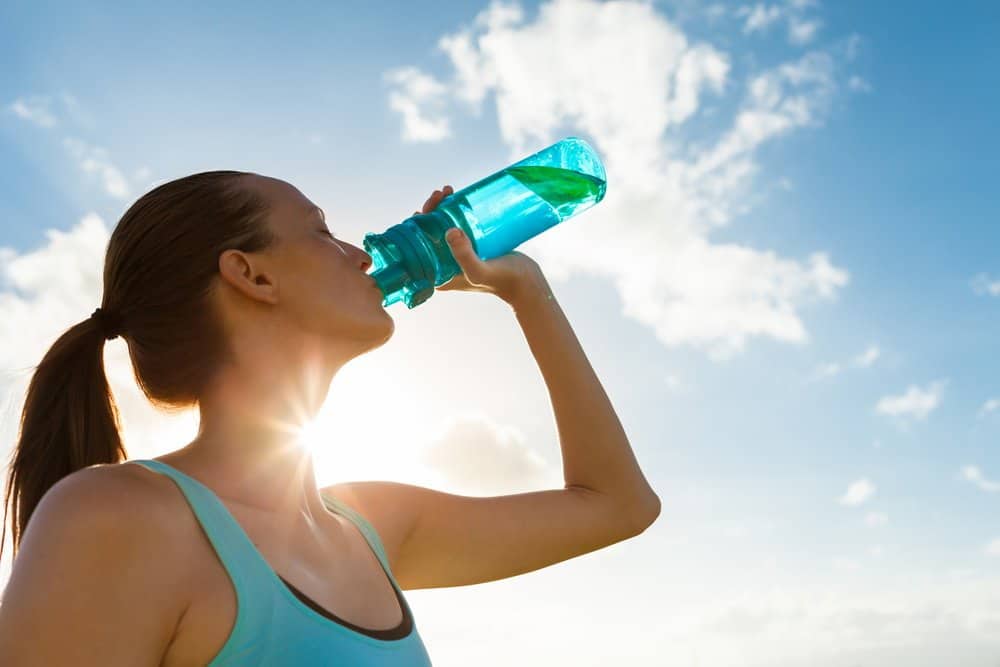 Young female drinking a bottle of water - How to Start Running as a Beginners Young female drinking a bottle of water - How to Start Running as a Beginners