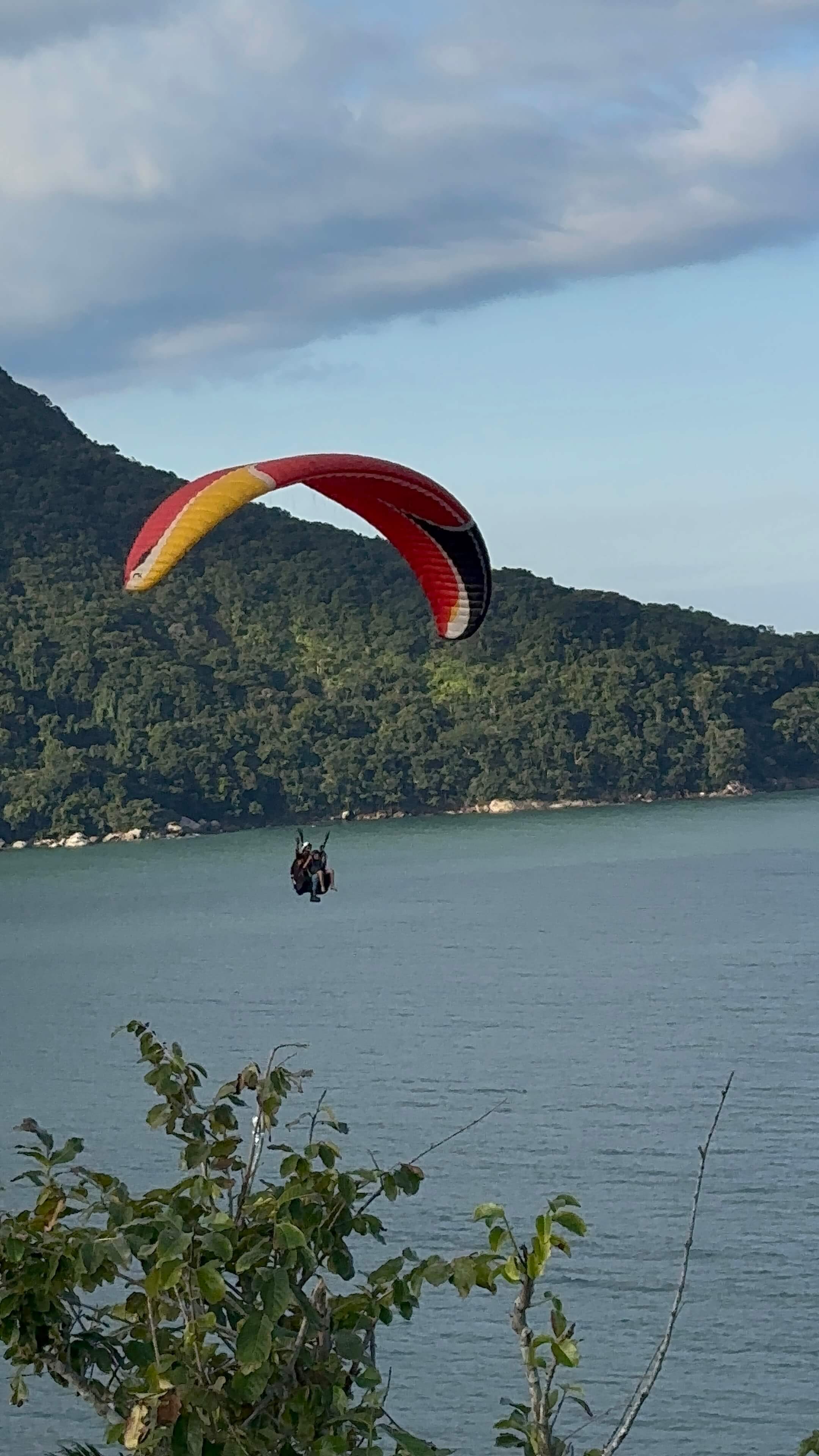 Voo de parapente decolando do Morro Santo Antônio sobre Caraguatatuba