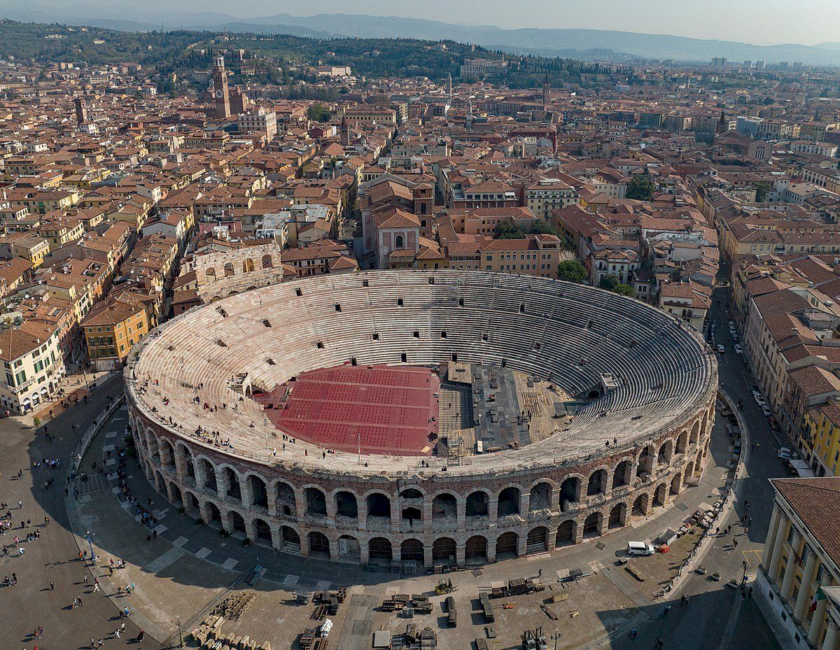 Parkeren bij de Arena di Verona voor het Arena Opera Festival 2022