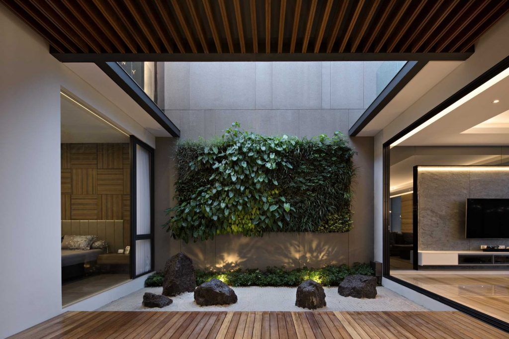 Vertical Garden di Tengah Rumah 