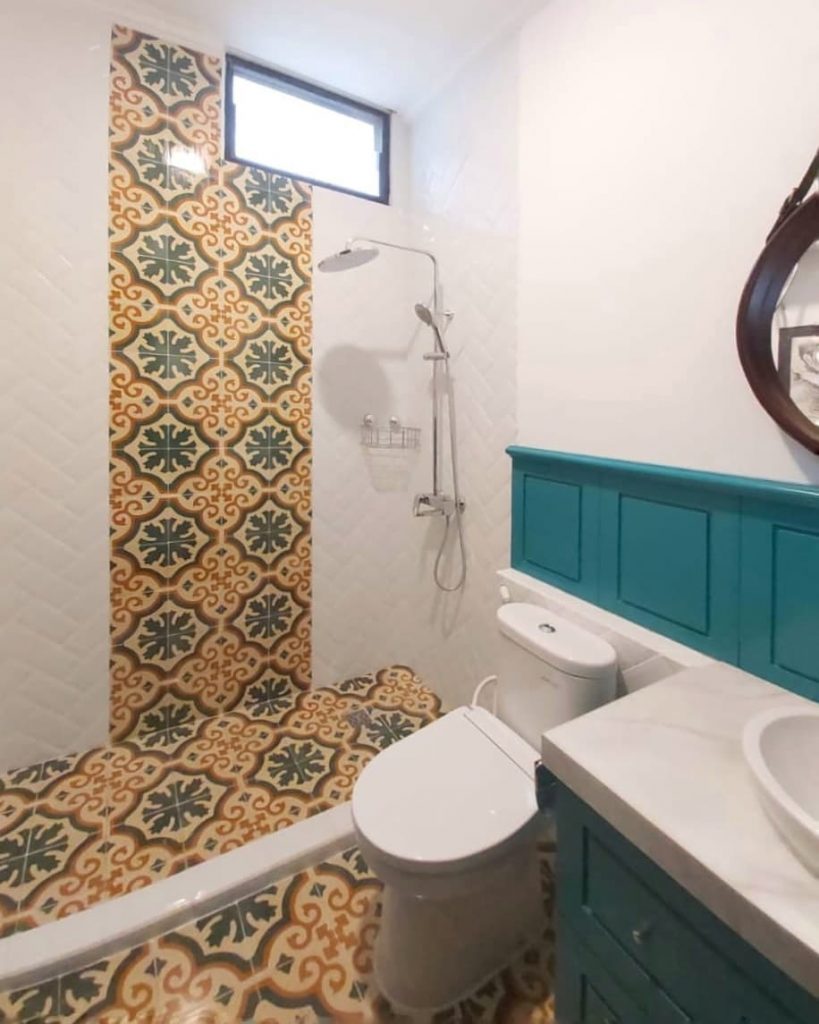 Kamar Mandi Sederhana dengan Keramik Motif Tegel