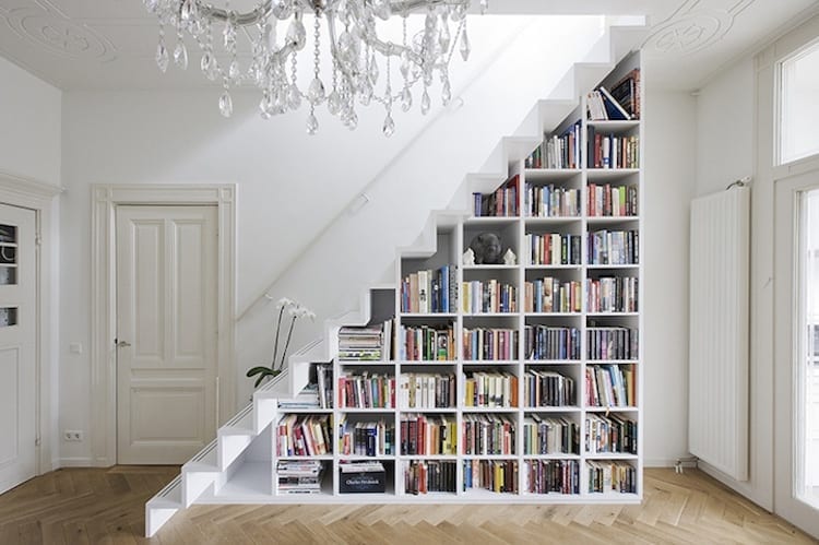 Lemari bawah tangga untuk rak buku