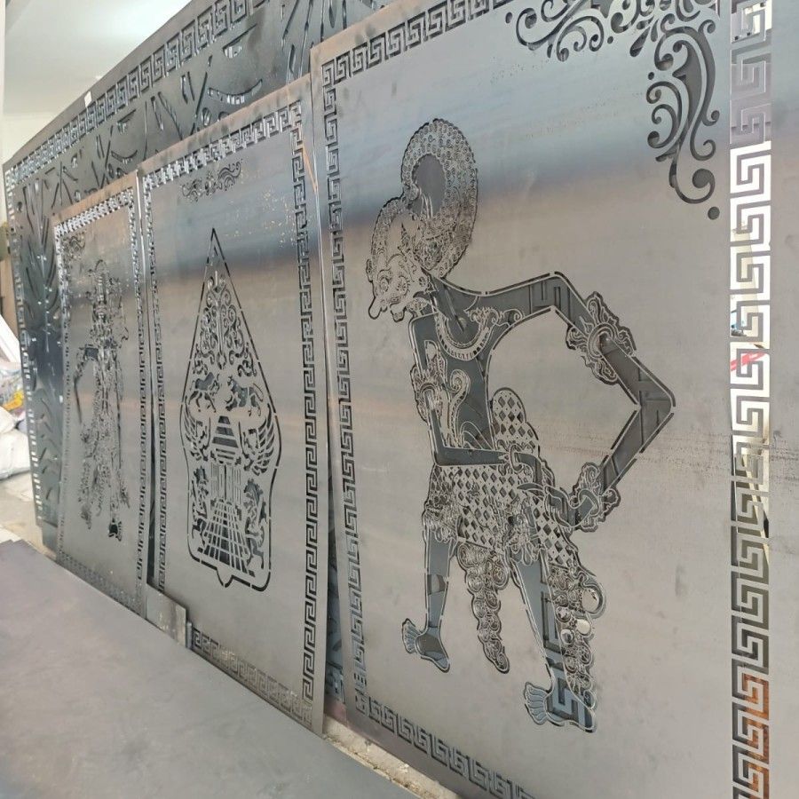 Pagar rumah motif wayang 