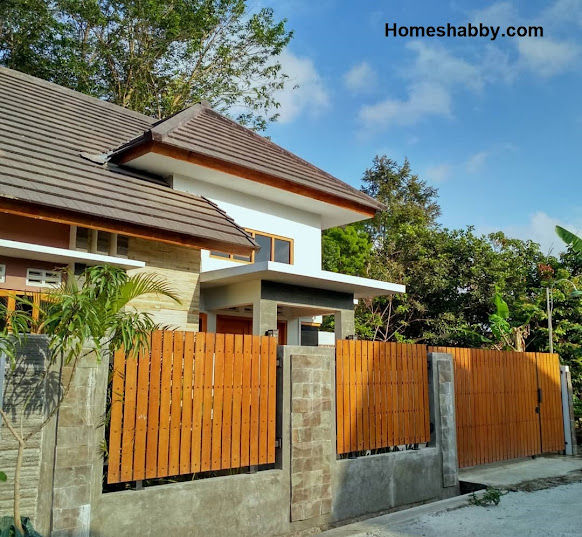 Pagar setengah tembok dengan plat kayu