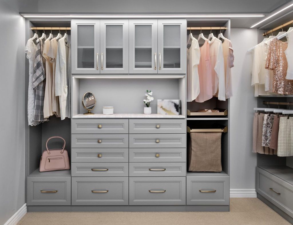 Mini walk in closet di kamar sempit