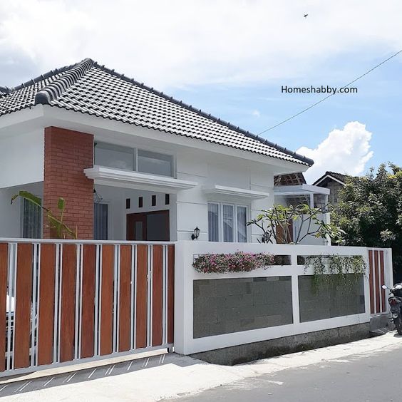 Model pagar rumah dengan pintu kayu geser