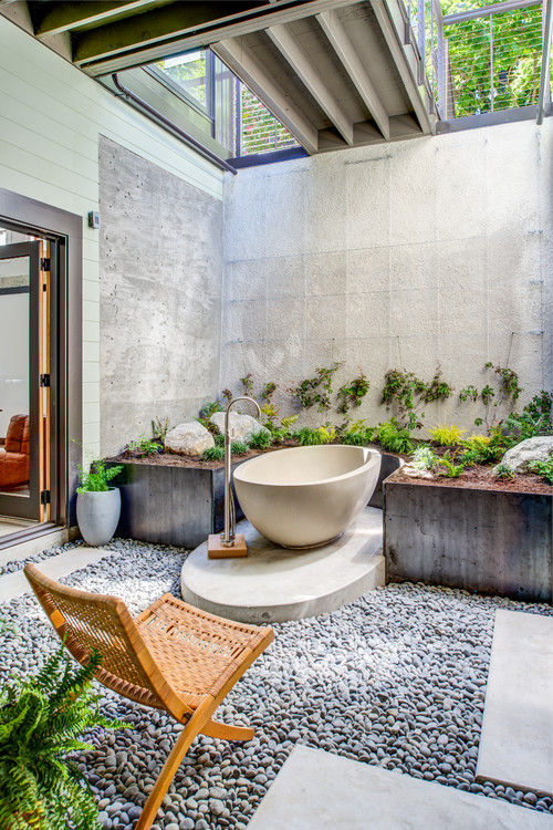 Desain kamar mandi semi outdoor dengan bathtub