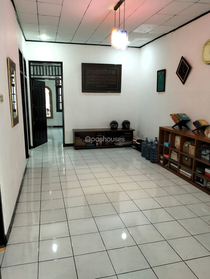 Jalan Raya Tengah