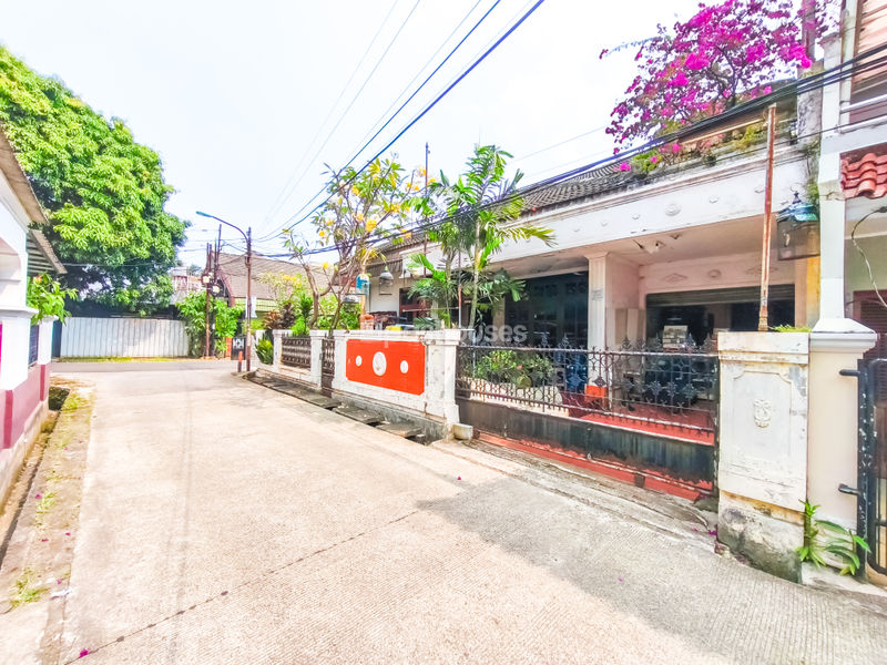 Jalan Markisa Blok E1 No.20-21 Cipayung
