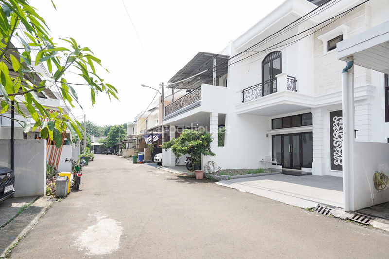 Arya Townhouse 3 Kav 99 No.3