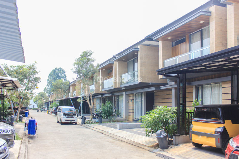 The First Stone Cluster Agate Tangerang