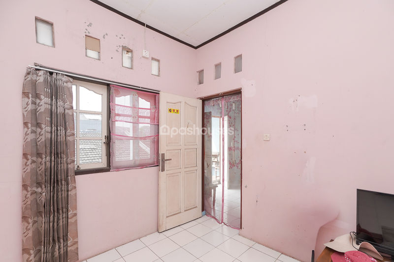 Jalan Tirta Kencana IV Blok E No.303