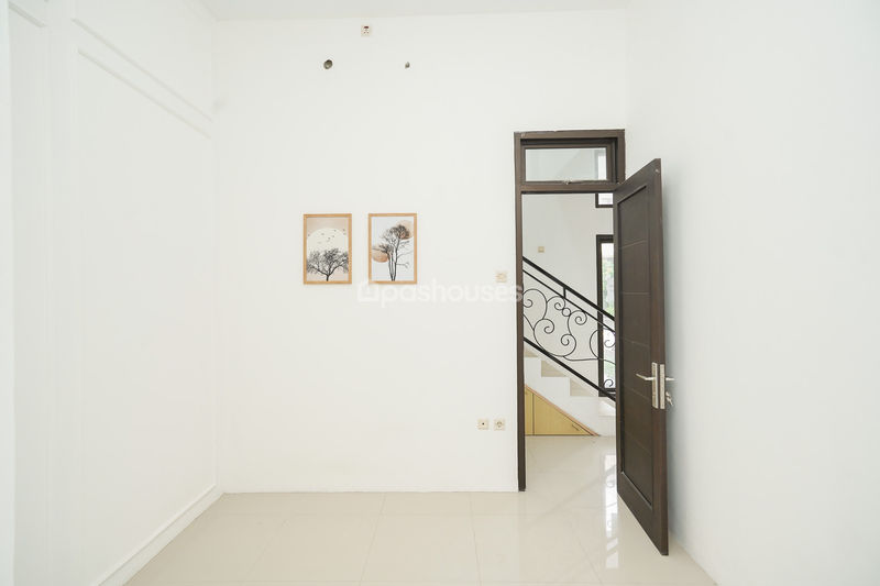 Arya Townhouse 3 Kav 99 No.3