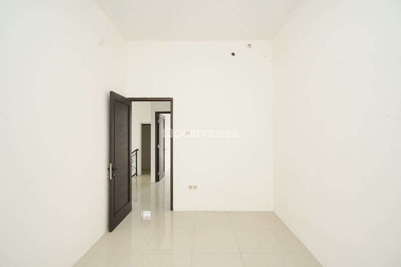 Arya Townhouse 3 Kav 99 No.3