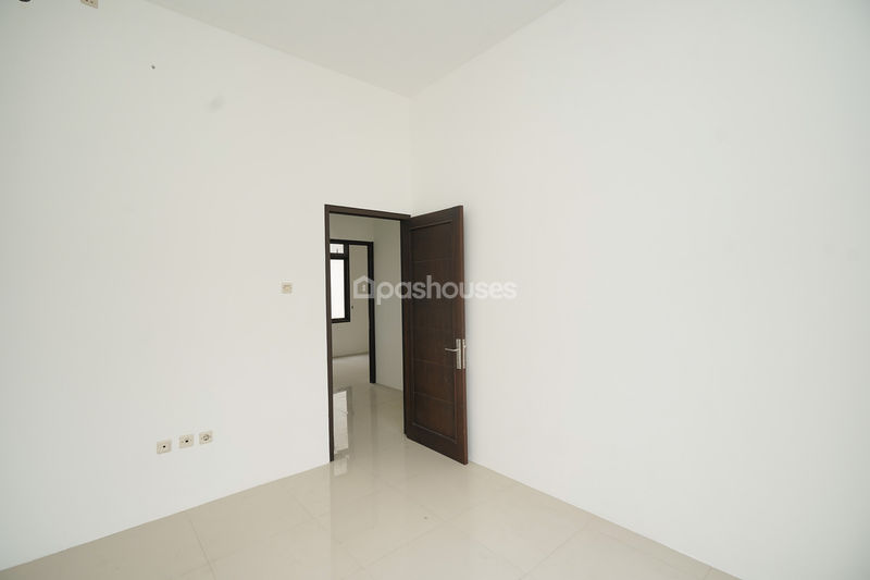 Arya Townhouse 3 Kav 99 No.3
