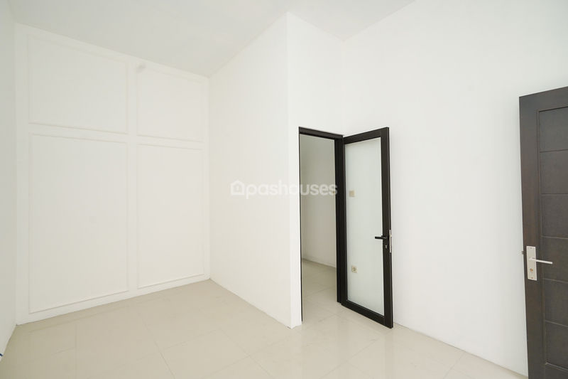 Arya Townhouse 3 Kav 99 No.3