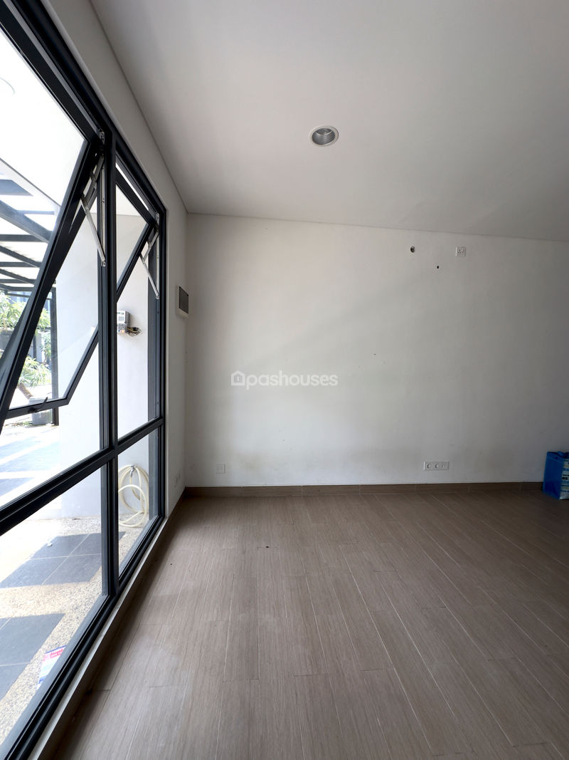 Latinos Business District BSD City Blok B12 No.5