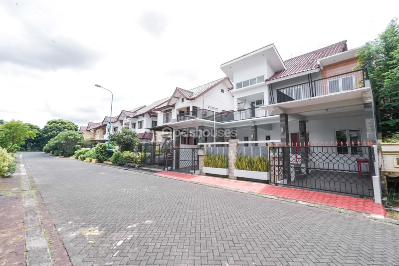 Perumahan Raffles Hills Cibubur