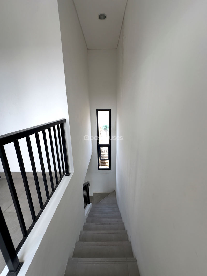 Latinos Business District BSD City Blok B12 No.5