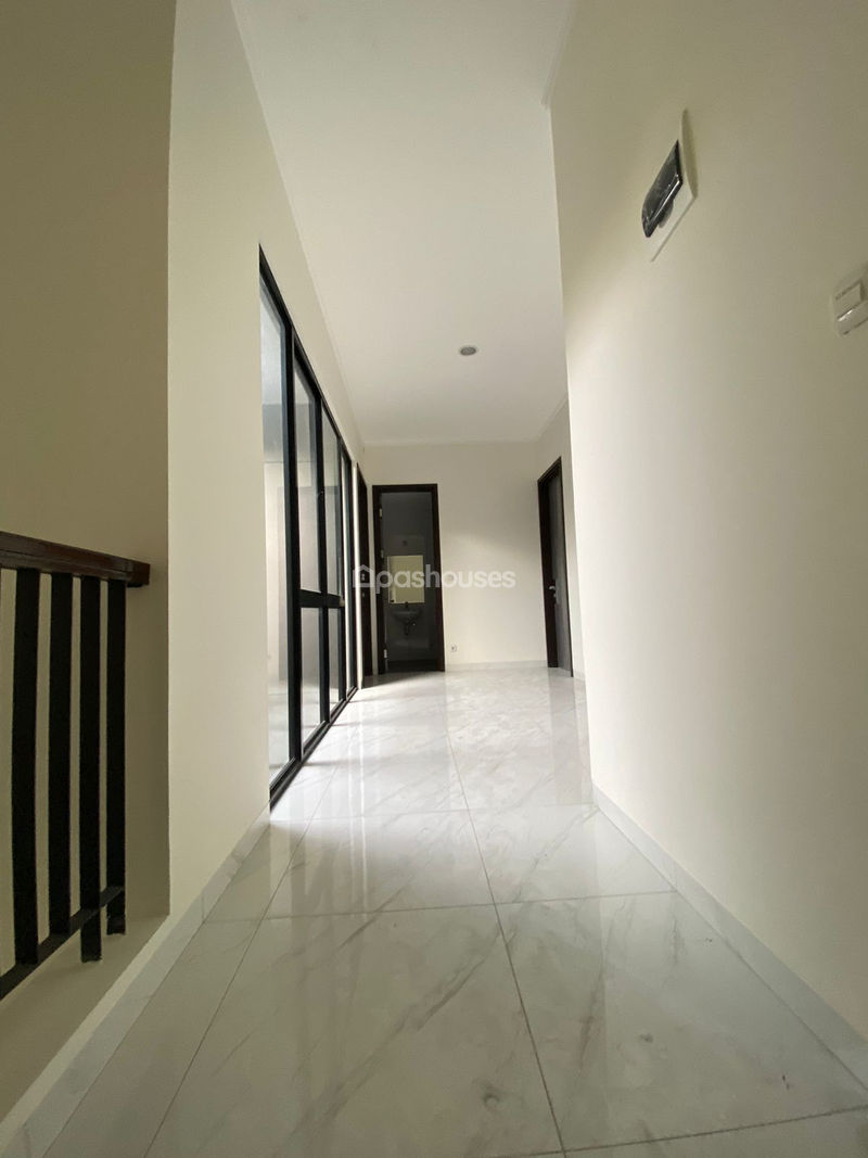 Perumahan Suvarna Sutera Cluster Flavio No.5