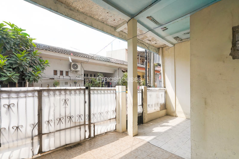 Jalan Tirta Kencana IV Blok E No.303
