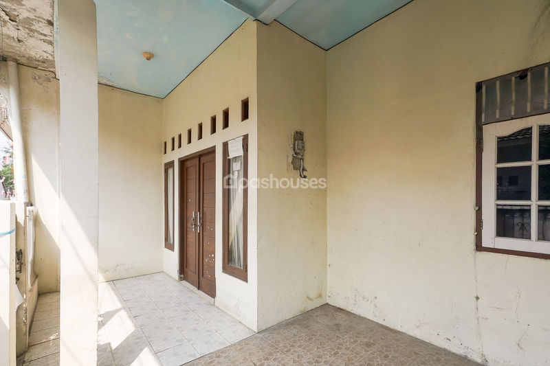 Jalan Tirta Kencana IV Blok E No.303