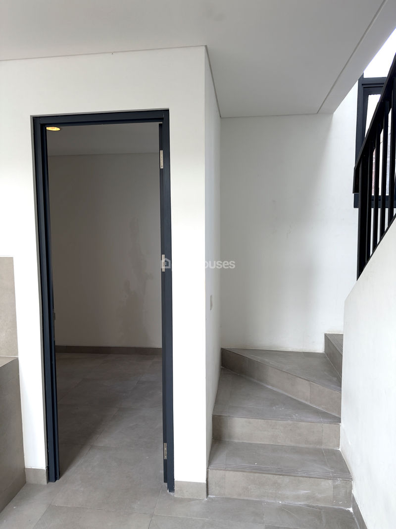 Latinos Business District BSD City Blok B12 No.5