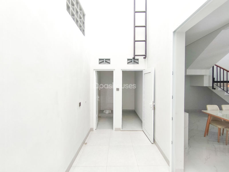 Jalan Kelapa Molek 3 Sektor 8B Blok FA5 No.6