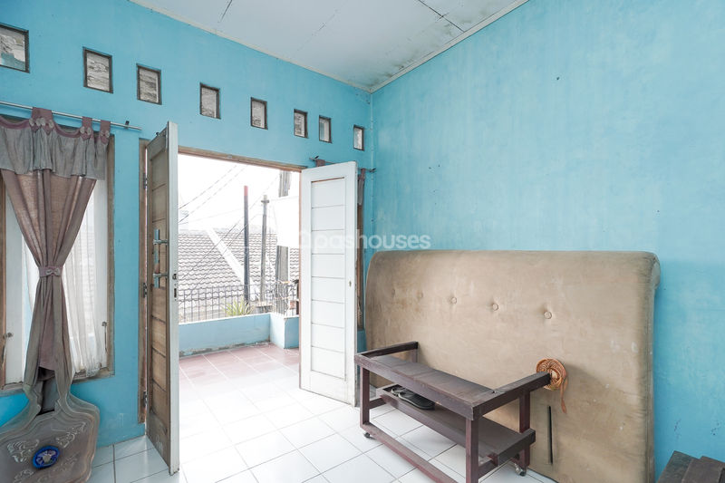 Jalan Tirta Kencana IV Blok E No.303