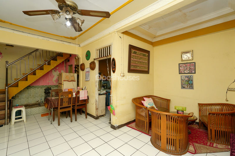 Jalan Sunan Kudus Blok Q1 No.14