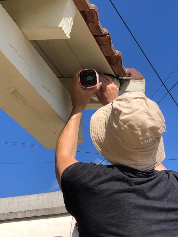 מצלמת צינור אבטחה מותקנת בחוץ