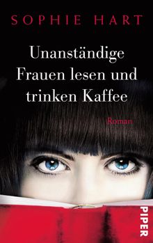 Unanstndige Frauen lesen und trinken Kaffee.  Andrea Brandl