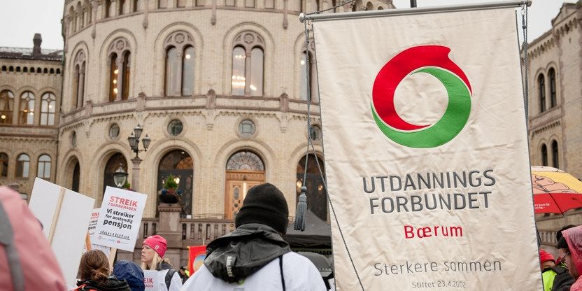 Banner med UDF og menneskemengde foran Stortinget.