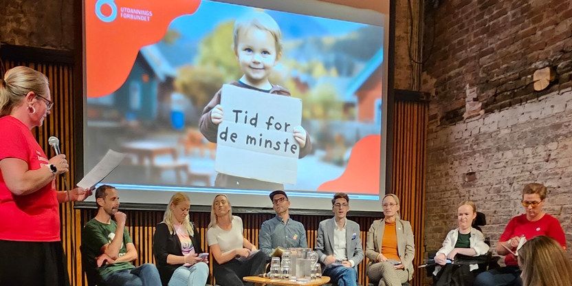 Foto fra valgdebatten som UDF Oslo arrangerte, bilde fra podiet, med paneldeltakerne/politikerne.
