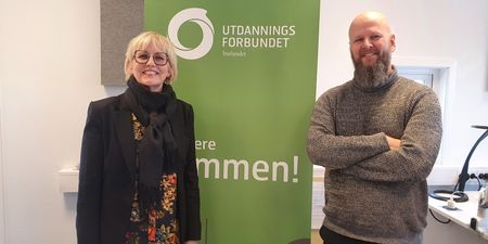 Bilde av Thore Johan Nærbøe og Torill Beitdokken stående foran en roll up med påskriften sterkere sammen