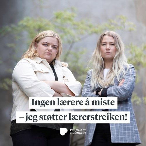 To kvinner står med armene i kryss og ser i kamera. Nederst i bildet står det "Ingen lærere å miste - jeg støtter lærerstreiken!". Foto med tekst. 