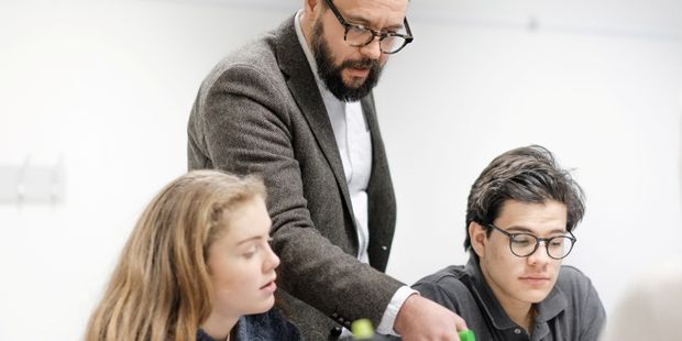 Ullern videregående skole, klasserom med elever, fokus mannlig lærer / lektor, med noen få elever